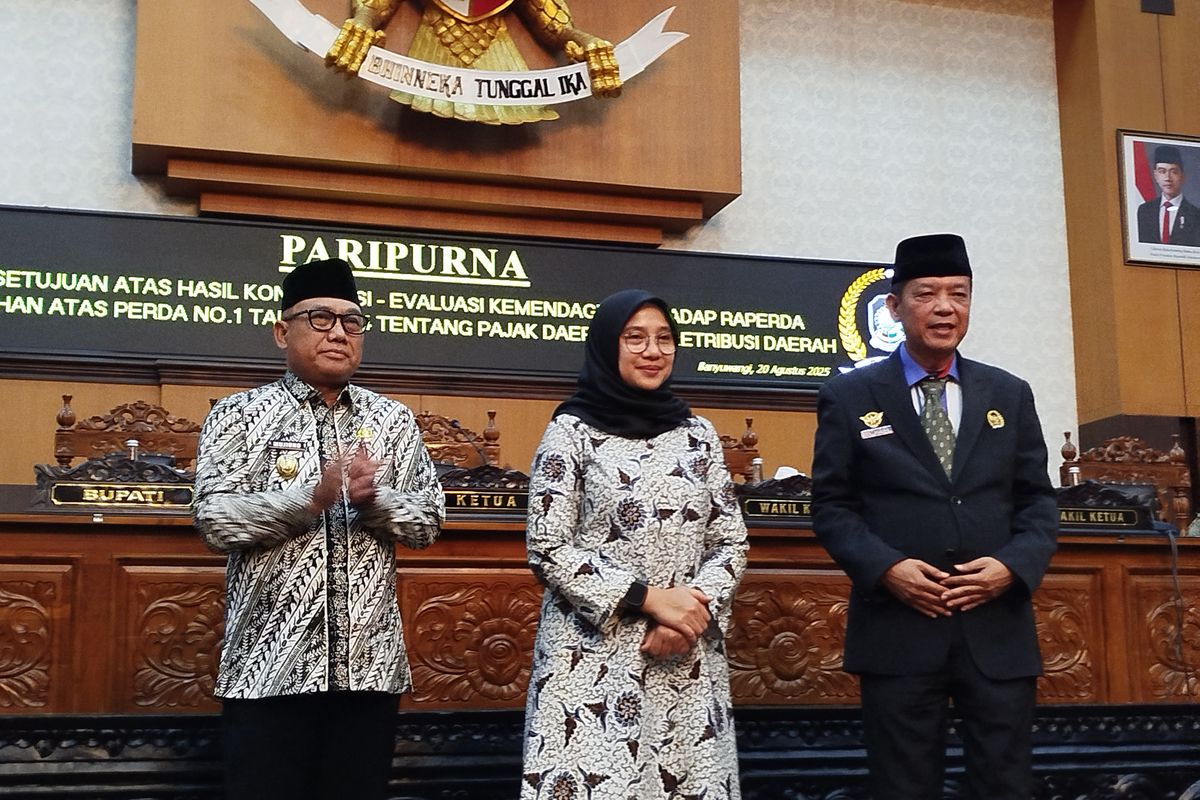 Bupati Banyuwangi Ipuk Fiestiandani (tengah) diapit wakilnya Mujiono (putih) dan Wakil Ketua DPRD Banyuwangi Michael Edy Hariyanto. 
