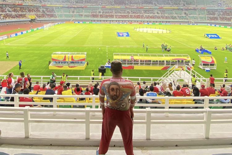 Katon, suporter Timnas Indonesia asal Temanggung, Jateng, mendukung aksi Timnas U17 Indonesia versus Panama dalam matchday kedua Grup A Piala Dunia U17 di Stadion GBT Surabaya, Senin (13/11/2023).