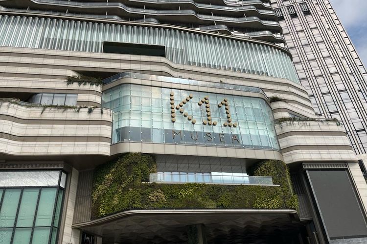 Gedung pusat perbelanjaan dan pameran seni K11 Musea di area Tsim Sha Tsui, Kowloon, Hong Kong, Kamis (16/2/2023).