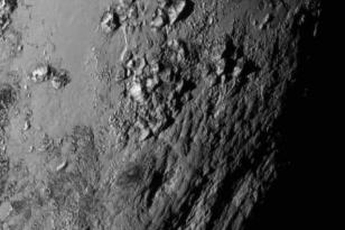 Citra daerah dekat khatulistiwa Pluto, mengungkapkan sebuah kejutan; berbagai pegunungan muda setinggi 3.500 meter di atas permukaan tubuh es. Pegunungan kemungkinan terbentuk tidak lebih dari 100 juta tahun yang lalu.