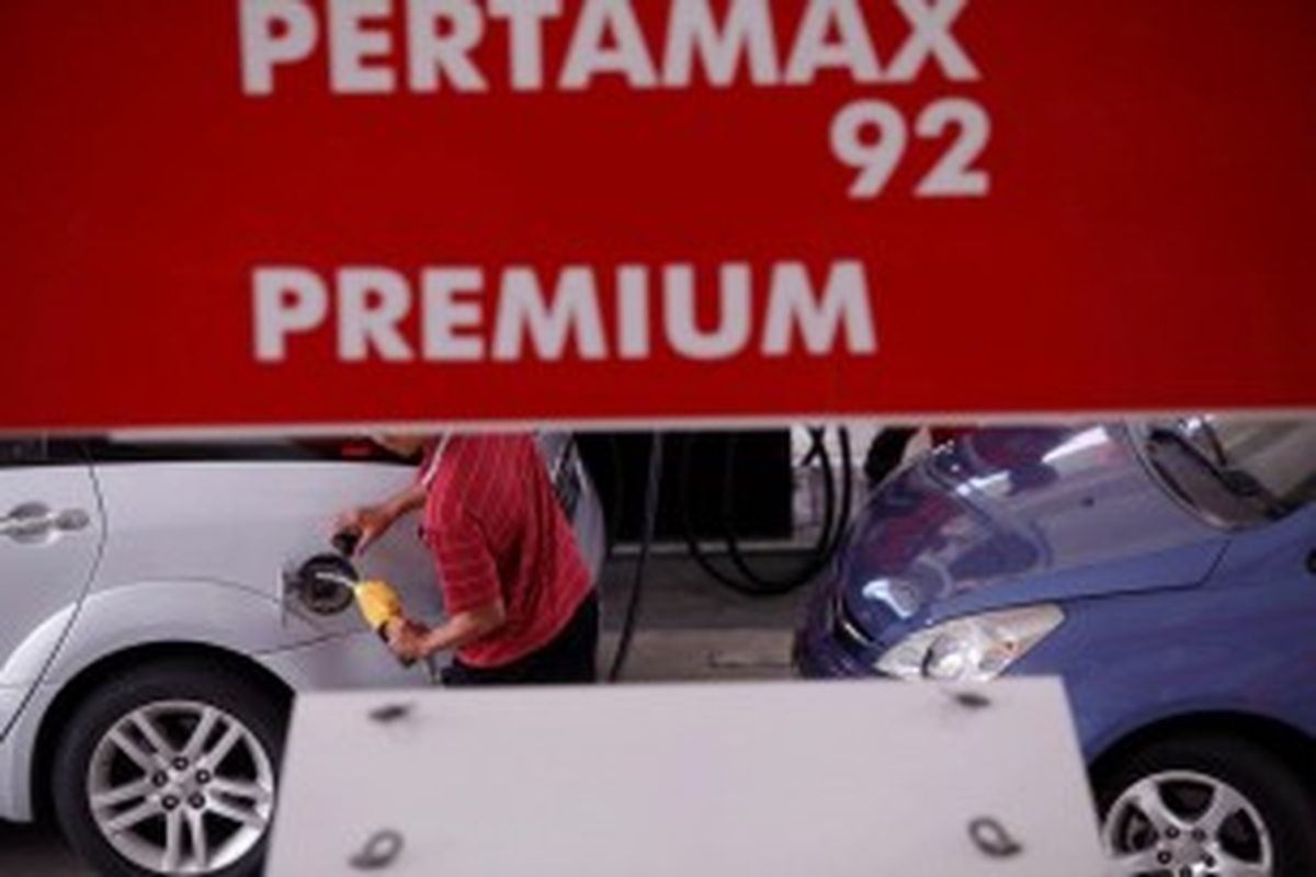 Aktivitas pengisian bahan bakar minyak (BBM) bersubsidi jenis premium di Stasiun Pengisian Bahan Bakar untuk Umum (SPBU) 34-10206, Jakarta, Jumat (12/4/2013). Pemerintah terus membahas langkah yang akan diambil untuk mengurangi subsidi bahan bakar yang membebani Anggaran Pendapatan Belanja Negara. KOMPAS/PRIYOMBODO