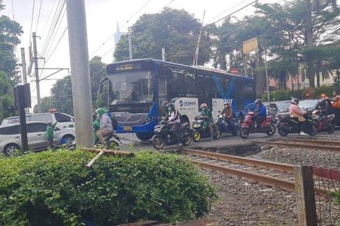 Bus Transjakarta Terobos Palang KA Halimun, Petugas Langsung Lari Beri Isyarat ke Masinis agar Mengerem