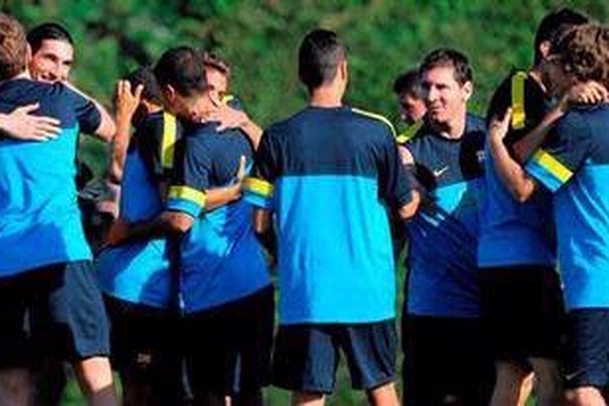 Para pemain Barcelona saling memberi salam pada latihan pertama musim 2012-13, Selasa (17/7/2012).