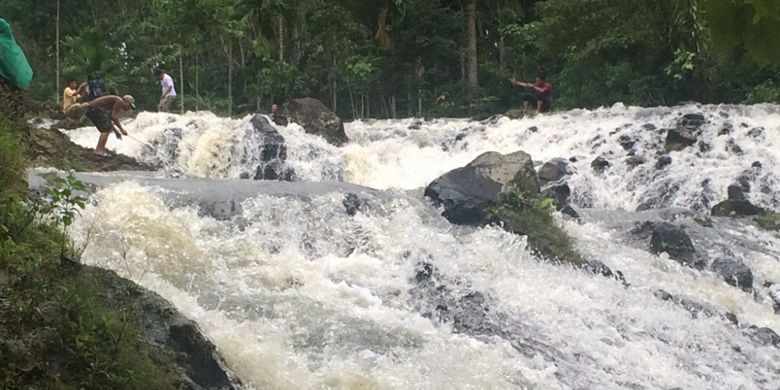 Wisatawan bersantai di pinggir Sungai Rayap, Desa Panton Rayeuk Sa, Kecamatan Kuta Makmur, Aceh Utara, Aceh, Rabu (3/1/2017).