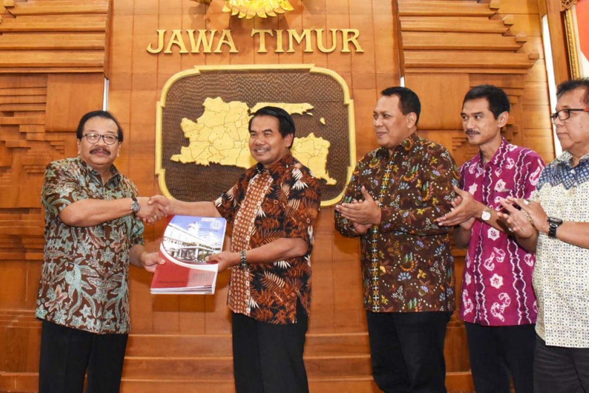 Gubernur Jawa Timur Soekarwo menyerahkan SK PAW anggota DPRD Kota Malang di Gedung Negara Grahadi, Surabaya, Sabtu (8/9/2018).