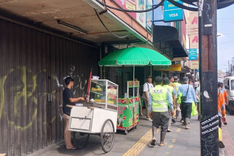 PKL Kuliner Masih Kuasai Trotoar Suryakencana, Pemkot Bogor Rencanakan Relokasi