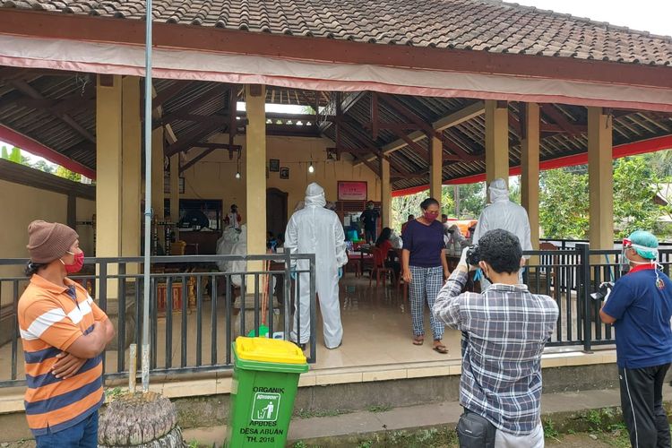 Petugas kesehatan melakukan rapid test warga di Balai Banjar, Kamis (30/4/2020).