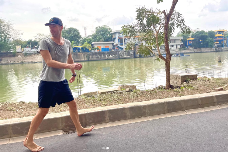 Vokalis Coldplay nyeker di kawasan Sudirman, Jakarta Pusat, Selasa (14/11/2023).