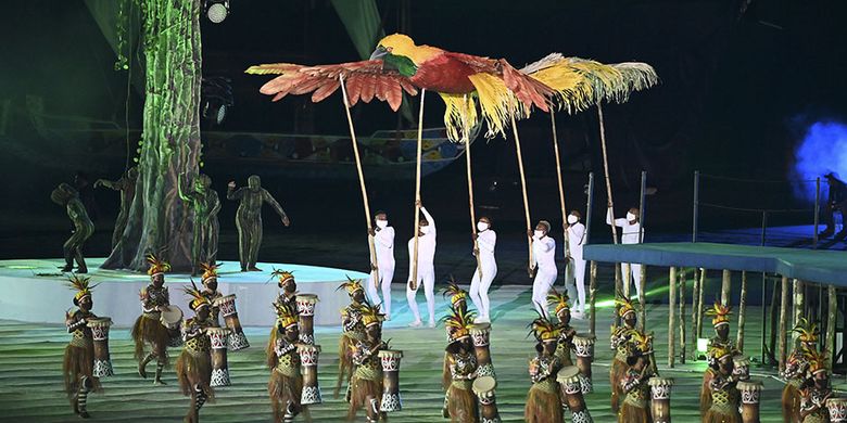 Penari menghibur penonton saat Upacara Pembukaan PON Papua di Stadion Lukas Enembe, Kompleks Olahraga Kampung Harapan, Distrik Sentani Timur, Kabupaten Jayapura, Papua, Sabtu (2/10/2021). Resmi dibuka oleh Presiden Jokowi, PON XX Papua 2021 akan berlangsung pada 2-15 Oktober 2021.