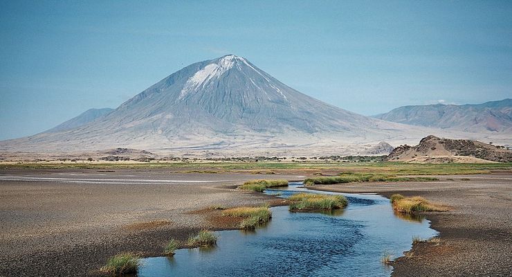 Anehnya Gunung Ol Doinyo Lengai, Punya Lava Berwarna Hitam