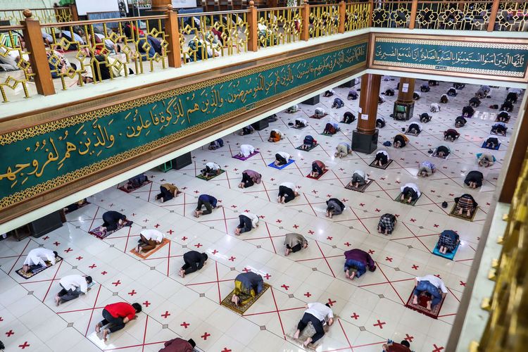 bUmat Muslim menunaikan shalat Jumat di Masjid Agung Al-Barkah, Kota Bekasi, Jawa Barat, Jumat, (29/5/2020). Kota Bekasi menjajaki hidup normal baru atau new normal dengan mengizinkan warganya kembali menggelar shalat Jumat di masjid di 50 kelurahan zona hijau atau bebas Covid-19 pada Jumat (29/5/2020). Shalat Jumat digelar dengan protokol ketat pencegahan Covid-19 dan hanya diikuti terbatas oleh warga yang bermukim di sekitar masjid.