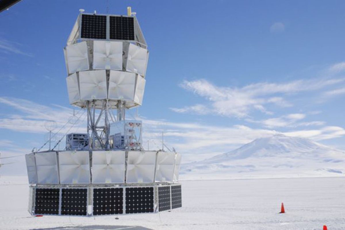 Dalam melakukan eksperimen ini, para ilmuwan NASA menerbangkan alat menyerupai balon udara bernama Antartic Impulsive Transient Antenna (ANITA).