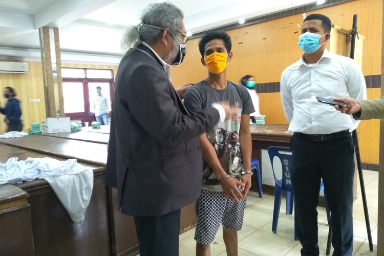 Ketua Komnas Perlindungan Anak, Aris Merdeka Sirait bertemu dengan tersangka kasus dugaan pencabulan terhadap anak tiri, S (35) di Mapolresta Deli Serdang pada Rabu (2/9/2020).