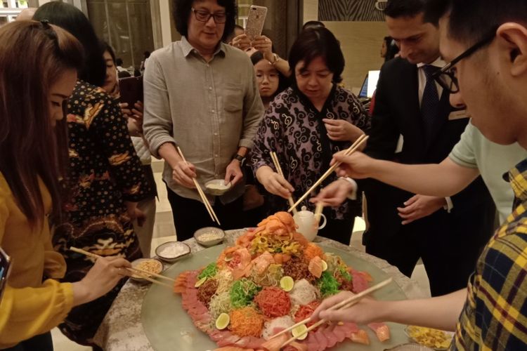 Pengambilan daging salmon untuk di taruh di atas tumpukan Yu Sheng di Anigre Restaurant, Sheraton Grand Jakarta Gandaria City Hotel, Jumat (24/1/2020).