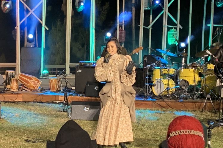 Penyanyi Andien Aisyah tampil energik di Jazz Gunung Bromo 2022 hari kedua yang masih digelar di Amfiteater Jiwa Jawa Resort Bromo, Jawa Timur, Sabtu (23/7/2022). 