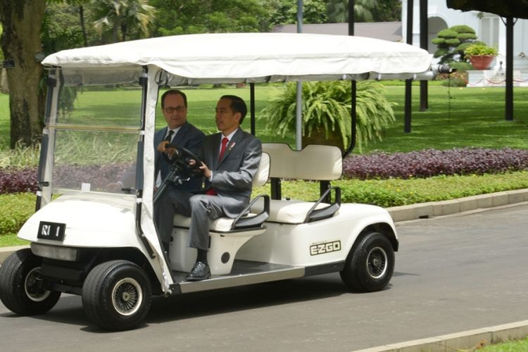 Presiden Joko Widodo menyetir kendaraan kecil di samping Presiden Perancis Francois Hollande (kiri), sebelum acara makan siang di Istana Presiden di Jakarta, Rabu (29/3/2017). Kunjungan itu merupakan momen bersejarah sebab menjadi kunjungan pertama Presiden Perancis setelah 30 tahun.