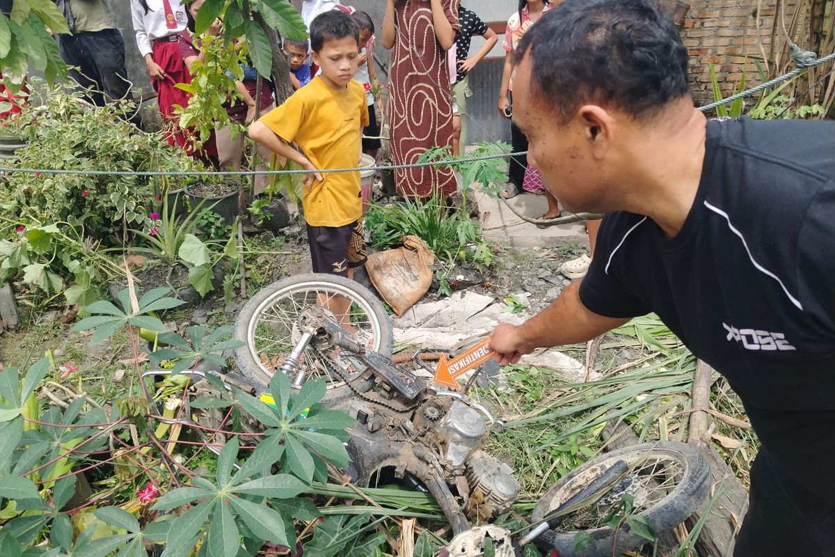  Polisi menunjukkan kondisi motor yang dikendarai wanita yang tewas tertabrak kereta di rel Desa Pasar Bengkel, Kecamatan Perbaungan, Kabupaten Serdang Bedagai (Sergai), Sumatera Utara, Senin (9/2/2026)