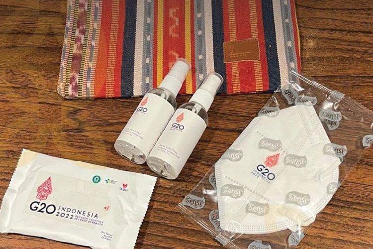 Conference kit berupa produk-produk lokal yang diterima oleh para peserta delegasi KTT G20 di Bali, 15-16 November 2022. 