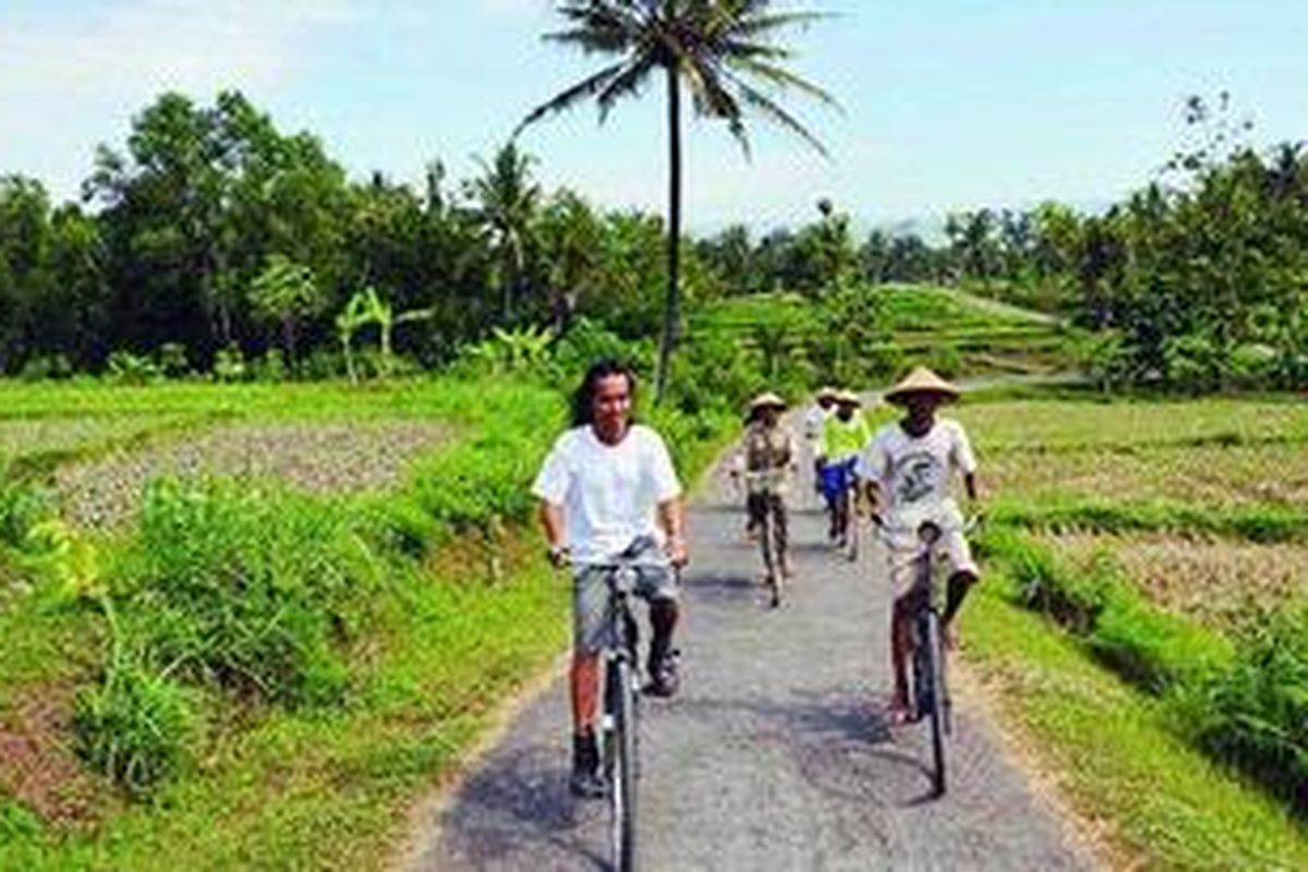 Kondisi alam pedesaan yang masih asri di Desa Banguncipto, Sentolo, Kulon Progo, DI Yogyakarta, menjadi salah satu hal yang ditawarkan kepada wisatawan dalam paket wisata Towilfiets yang diprakarsai oleh Muntowil (kiri). Dalam paket wisata tersebut, wisatawan diajak berinteraksi secara langsung dengan warga setempat sambil berkeliling desa menggunakan sepeda onthel tua.