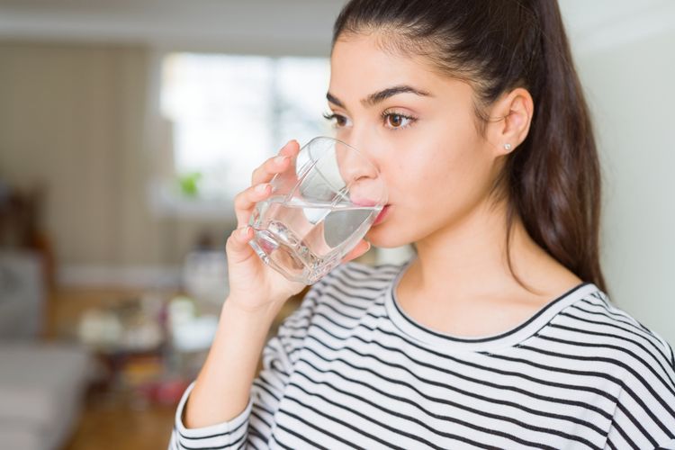 Minum air hangat sebelum tidur bisa bermanfaat mengeluarkan racun dari tubuh dan mencegah kram perut.