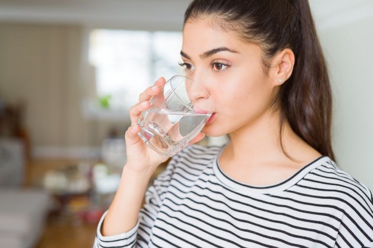 Alasan mengapa perlu minum air putih terlebih dahulu sebelum minum kopi di pagi hari.