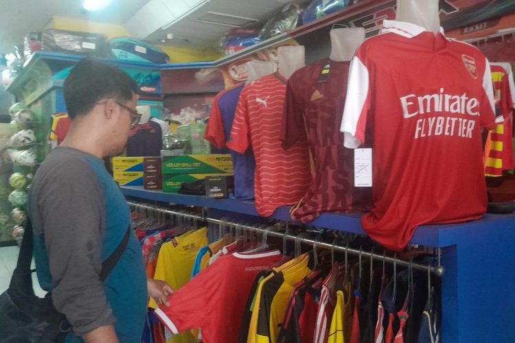 Jelang Final Piala Dunia 2026, Jersey Timnas Argentina Ludes Diburu Warga di Karawang
