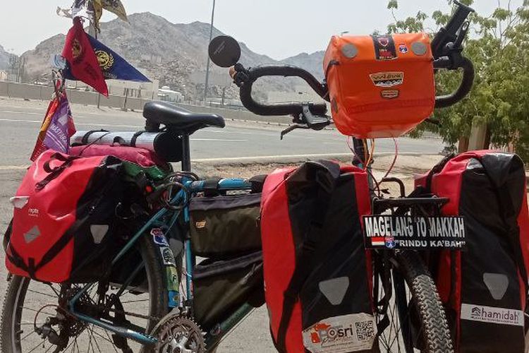 Warga Magelang, Muhammad Fauzan (28) melakukan perjalanan naik haji ke Tanah Suci menggunakan sepeda. Dia menempuh perjalanan lebih dari 5.000 kilometer.