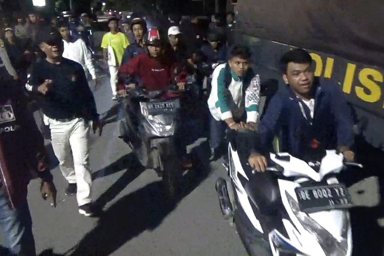 Para pelajar saat diamankan di sebuah kafe di bilangan Sukarame, Bandar Lampung, Senin (12/9/2022) malam. Diduga para pelajar ini hendak tawuran.