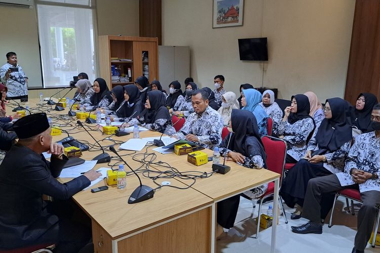 Puluhan guru honorer tingkat SLTA yang dinyatakan lulus passing grade (PG) di Provinsi Bengkulu mendatangi DPRD. Mereka mengeluhkan sebanyak 524 guru honorer yang dinyatakan lulus Passing Grade (PG) tahun 2021 tidak diajukan formasi dalam Penerimaan Pegawai Pemerintah dengan Perjanjian Kerja (PPPK) oleh Pemprov Bengkulu, Selasa (27/9/2022).