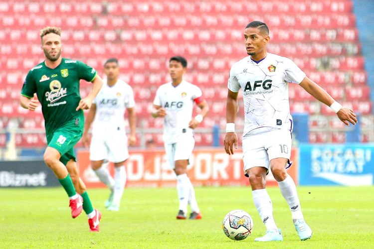 Pemain Persik Kediri Renan Silva saat pertandingan pekan ke-31 Liga 1 2022-2023 melawan Persebaya Surabaya yang berakhir dengan skor 1-0 di Stadion Brawijaya Kediri, Sabtu (18/3/2023) sore.