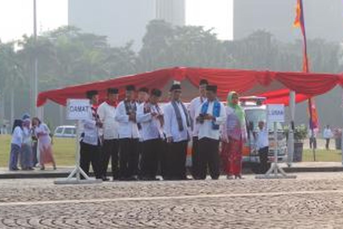 Pegawai negeri sipil (PNS) DKI terlihat kosong saat menghadiri apel Hari Ulang Tahun ke-488 DKI Jakarta, di Monas sisi Selatan, Jakarta, Senin (22/6/2015). 