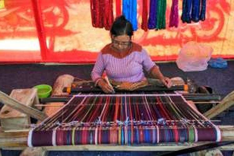 Penenun dari Muara, Tapanuli Utara, Sumatera Utara, menenun ulos Harungguan, Sabtu (10/10/2016).