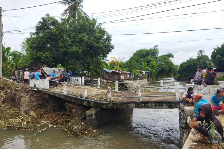 Jembatan yang menyebabkan banjir terjadi Banyuwangi 