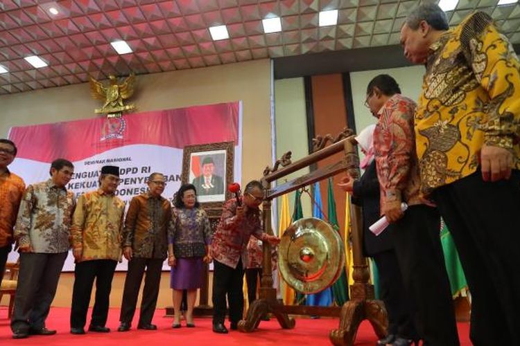 Prosesi pemukulan gong oleh Ketua DPD RI Mohammad Saleh saat membuka seminar naaional dalam rangka perayaan hari ulang tahun DPD RI di Kompleks Parlemen, Senayan, Jakarta, Kamis (13/10/2016)