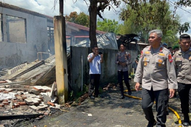 Kapolda Sulawesi Utara (Sulut) Irjen Pol Setyo Budiyanto mendatangi tempat kejadian perkara (TKP) kebakaran rumah di kompleks asrama polisi (Aspol) Wanea, Kota Manado, sesaat usai kejadian, pada Selasa (2/5/2023) pagi.
