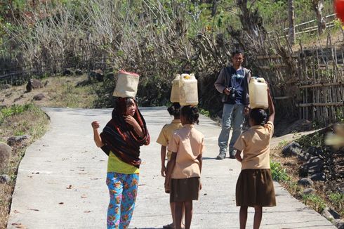 Cerita Siswa-siswi SD di Flores Pikul Air 5 Km Tiap Hari untuk Siram Toilet Sekolah