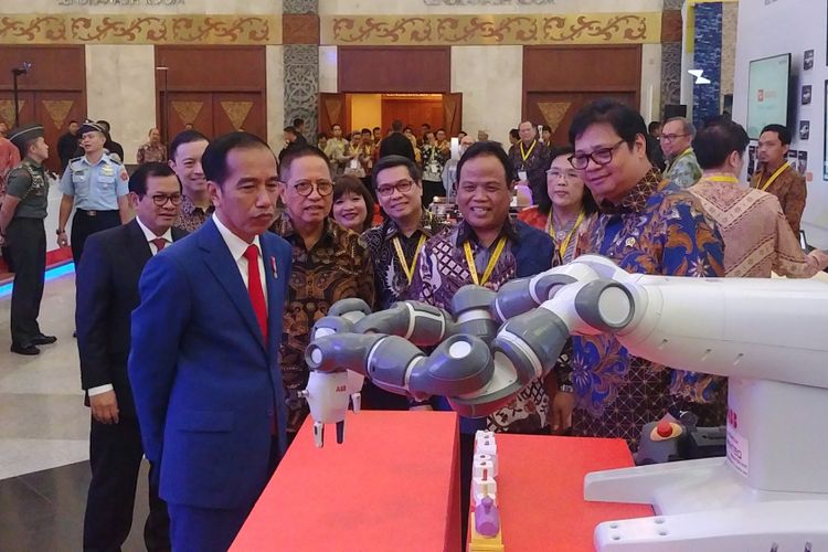 Presiden Joko Widodo meninjau pameran dalam peresmian pembukaan Indonesia Industrial Summit Tahun 2018 dan Peluncuran “Making Indonesia 4.0” di Jakarta Convention Center, Senayan, Jakarta, Rabu (4/4/2018). 