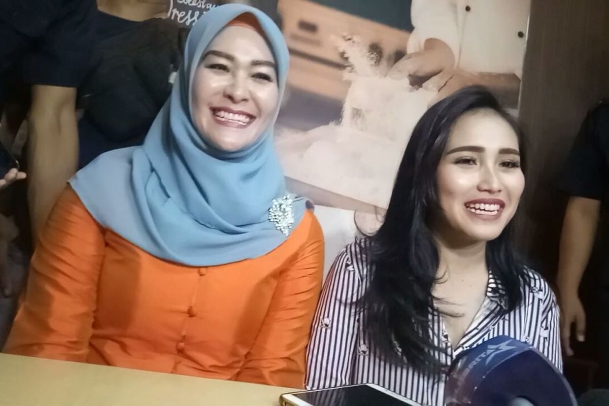 Ayu Ting Ting bersama Ibu Wakil Walikota Depok Martha Catur Wurihandini saat dijumpai di ITC Depok, Jawa Barat, Minggu (7/1/2018). 