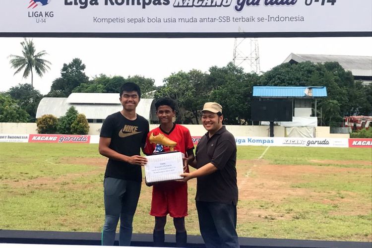 Gelandang sekolah sepak bola Astam, Aditiya Daffa Al Haqi menerima penghargaan pencetak gol terbanyak Liga Kompas Kacang Garuda U-14, Minggu (24/3/2019). 