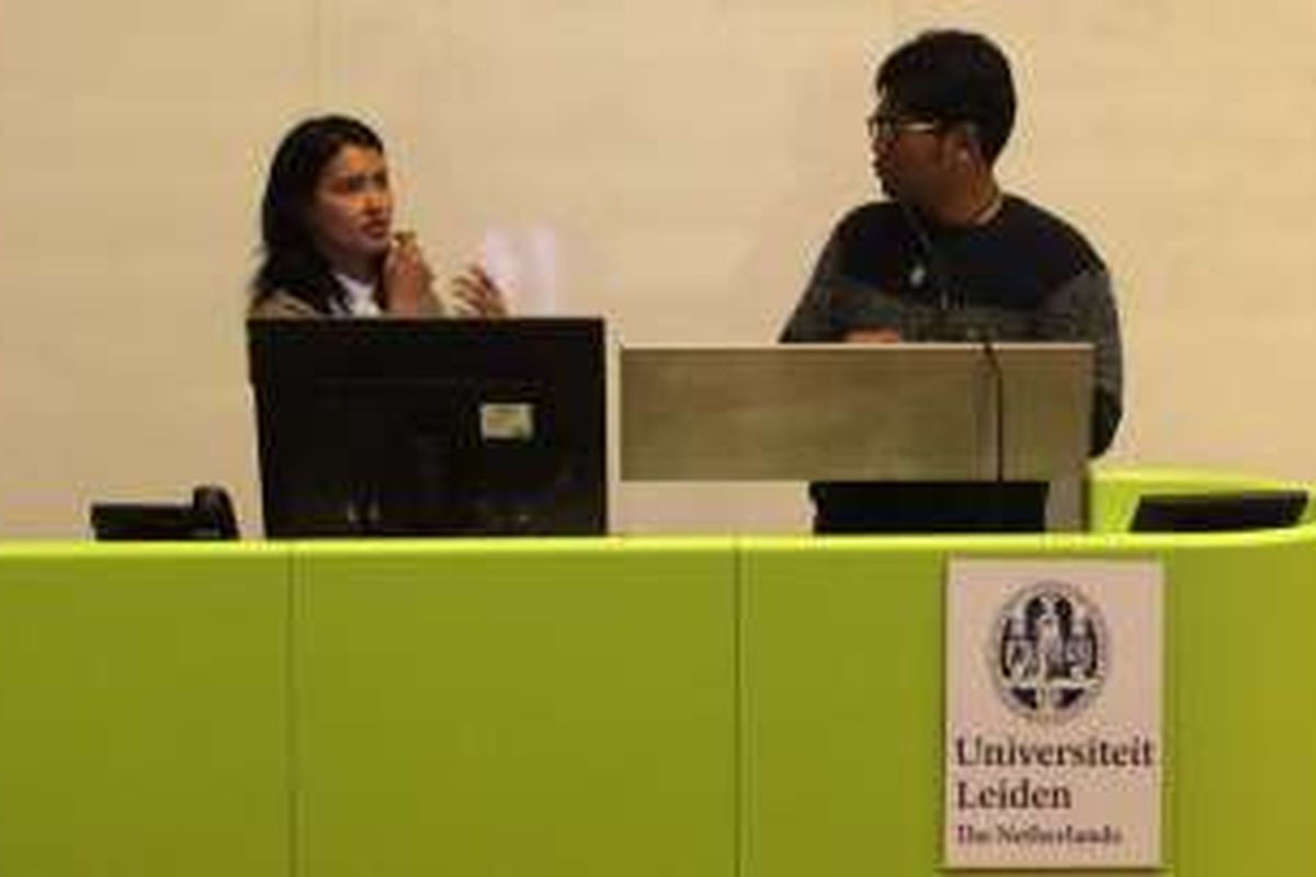 Lola Amaria hadir dalam diskusi film Jingga di Gedung Lipsius, Cleveringaplaats, Universitas Leiden, Belanda, Selasa (17/5/2016).