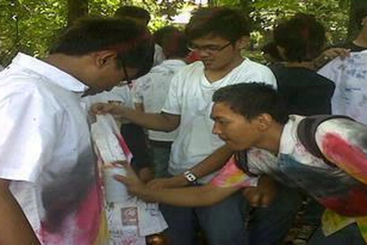 Aksi coret-coretan ini menjadi luapan kegembiraan yang dilakukan siswa sekolah SMU Jendral Soedirman setelah dinyatakan lulus Ujian Akhir Nasional, Jl Pendidikan 1, Cijantung, Jakarta Timur, Senin (16/5/2011).