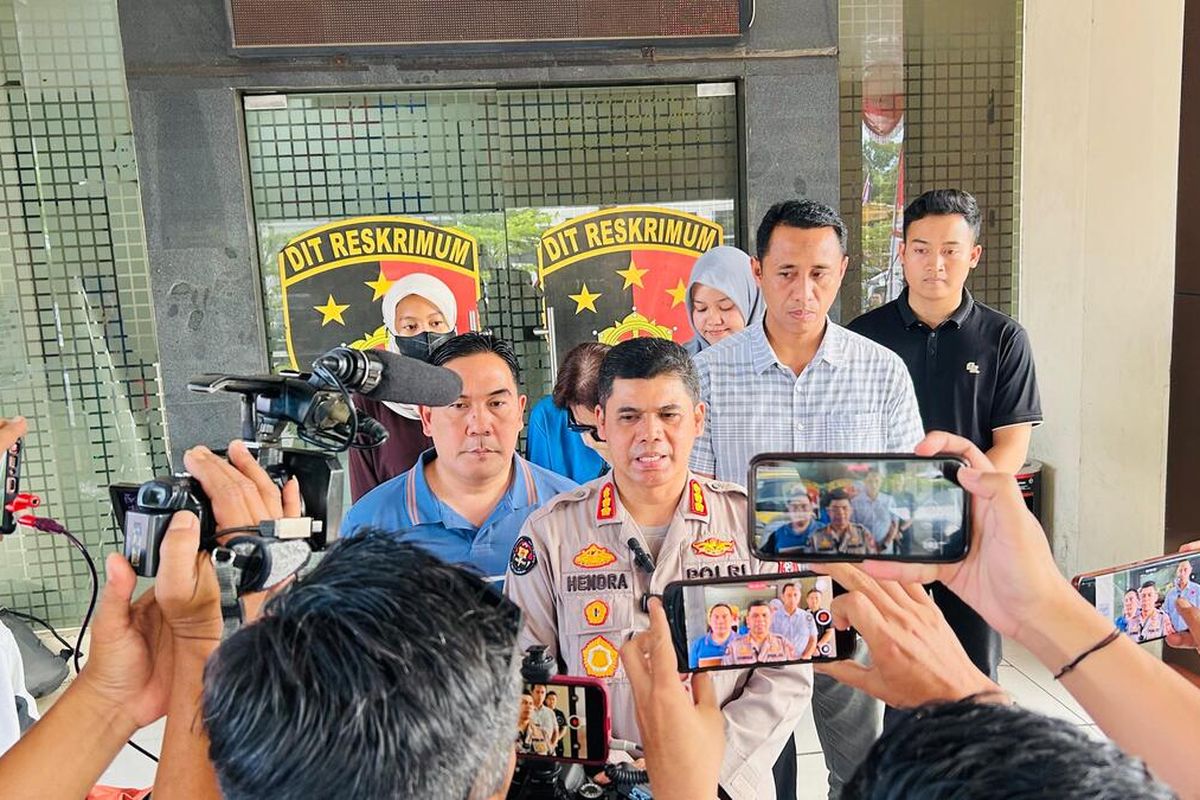 Kabidhumas Polda Jabar Kombes Hendra Rochmawan tengah menjelaskan penangkapan tersangka utama sindikat perdagangan bayi bernama Popo, di Mapolda Jabar, Sabtu (19/7/2025)