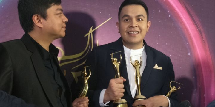 Tulus Memboyong empat penghargaan dalam malam Anugerah Musik Indonesia (AMI) Awards 2017 yang digelar Teater Garuda TMII, Jakarta Timur, Kamis (16/11/2017).