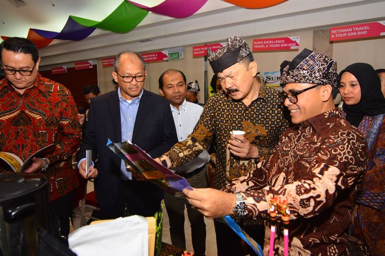 Bupati Banyuwangi bersama Duta Besar RI untuk Malaysia Rusdi Kirana saat menghadiri Indonesia Archipelago Exhibition 2019 di Malaysia.