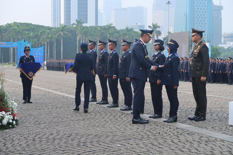 Sebanyak 134 Perwira Transportasi Politeknik Ilmu Pelayaran (PIP) Semarang menghadiri pelantikan di antara 2.505 Perwira Transportasi dari seluruh sekolah kedinasan Kementerian Perhubungan (Kemehub) pada Kamis, 14 November 2024.

