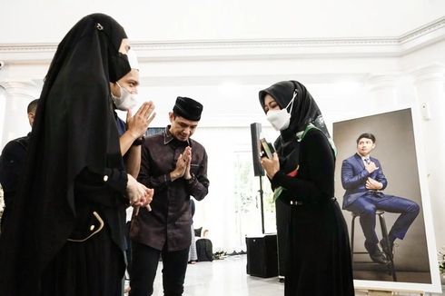 Dude Harlino Takziah ke Rumah Ridwan Kamil, Berdoa Bersama Para Penghafal Al Quran untuk Eril