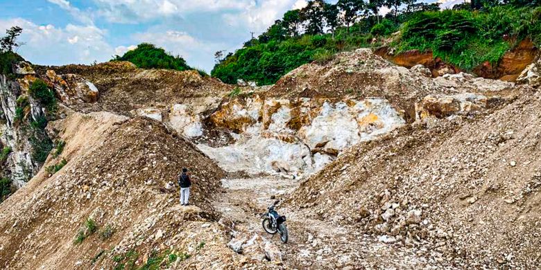 Aktivitas pertambangan di kawasan karst Citatah, Kabupaten Bandung Barat.