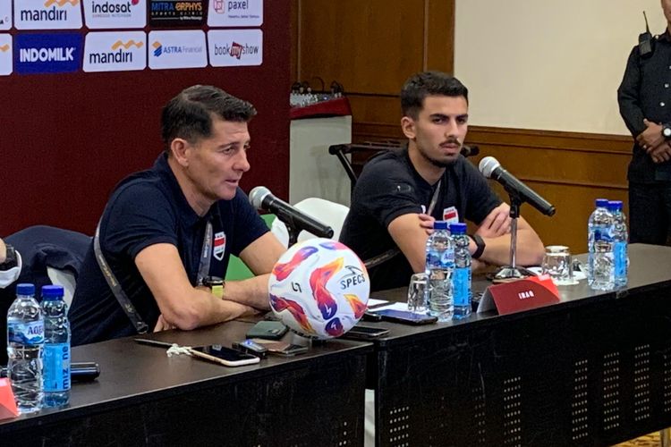 Pelatih Irak, Jesus Casas, dalam sesi jumpa pers menjelang duel menghadapi timnas Indonesia dalam Kualifikasi Piala Dunia 2026 Zona Asia.