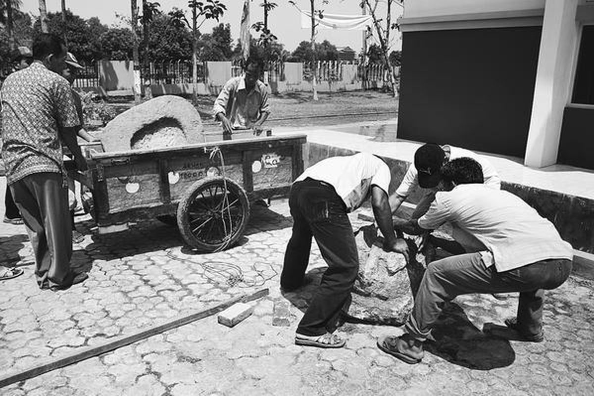 Para pekerja dan arkeolog memindahkan benda purbakala ke Museum Taman Purbakala Kerajaan Sriwijaya (TPKS), Palembang, Selasa (22/7). Benda purbakala tersebut sebelumnya dalam kondisi memprihatinkan karena gedung penyimpanan rusak.  