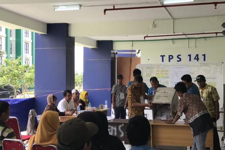 Proses penghitungan suara di TPS 141 Rusun Rawa Bebek dimulai